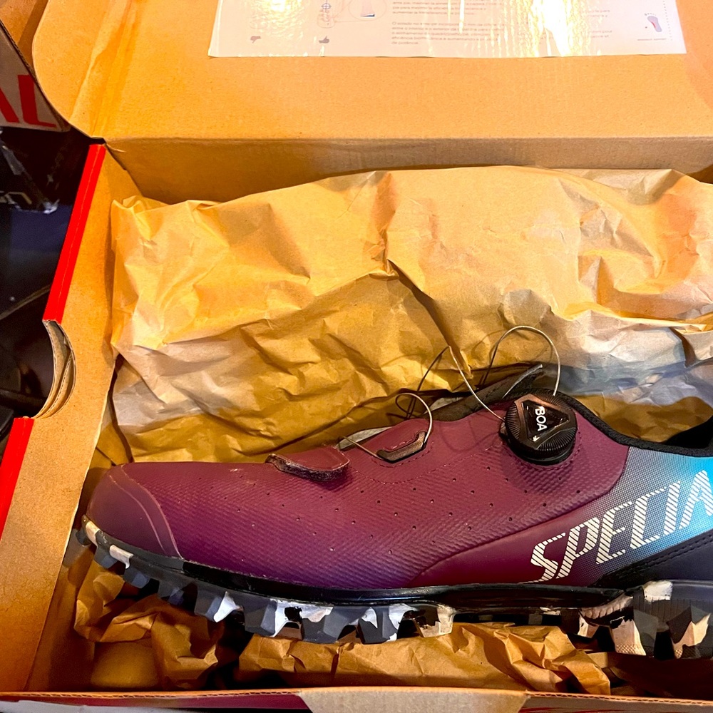 Men’s specialized recon 2.0 spd gravel/mtb clippers shoe. No cleats included.